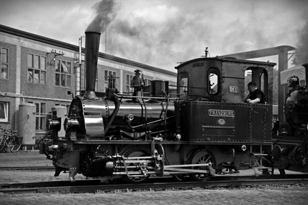 Vintage Steam Locomotive — 200-piece jigsaw puzzle