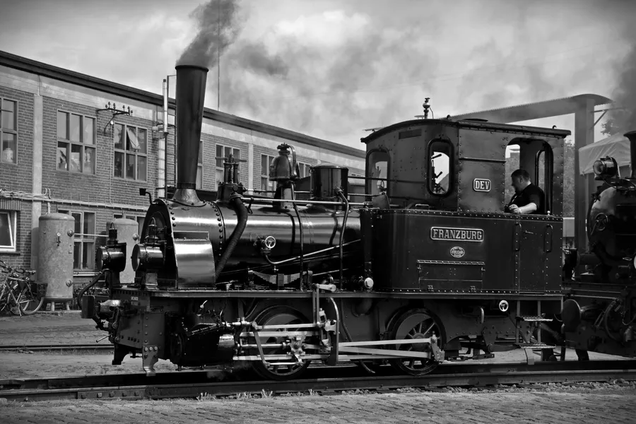 Vintage Steam Locomotive — 200-piece jigsaw puzzle