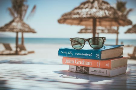 Beachside Reading Escape — 400-piece jigsaw puzzle