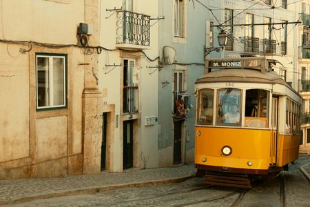 Charming Lisbon Tram — 400-piece jigsaw puzzle