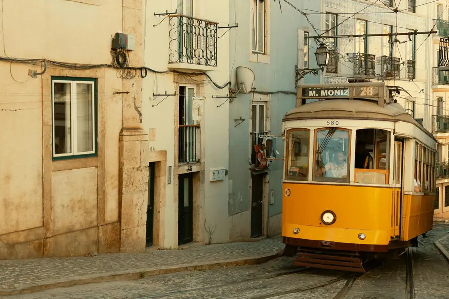 Charming Lisbon Tram — 400-piece jigsaw puzzle