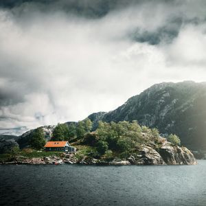 Serene Island Retreat — 200-piece jigsaw puzzle