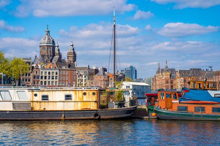 Sunlit Canalside Architecture — 200-piece jigsaw puzzle