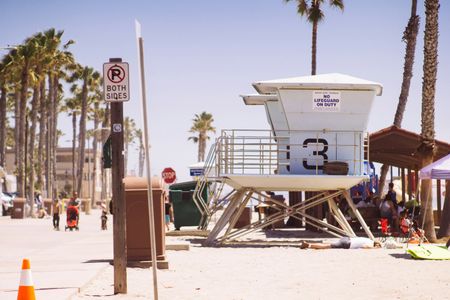 Summer Beach Scene — 200-piece jigsaw puzzle