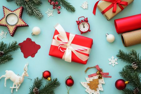 Festive Holiday Arrangement — 300-piece jigsaw puzzle