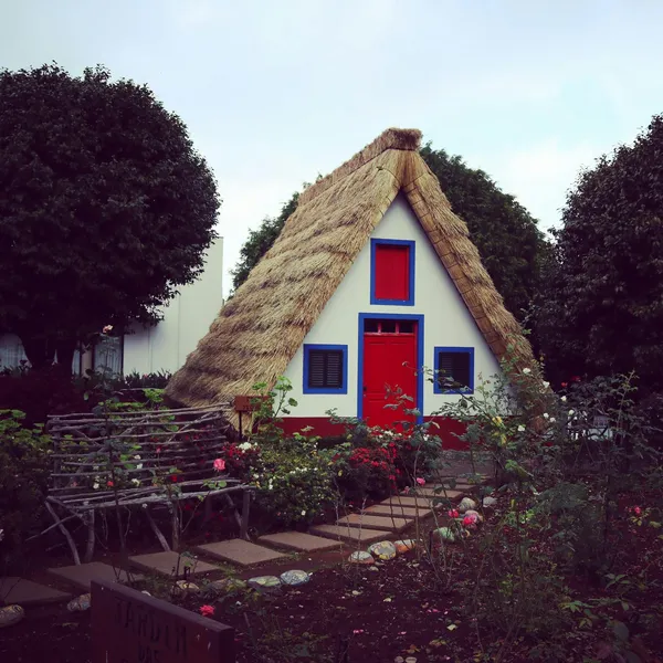Charming Thatch Cottage — 300-piece jigsaw puzzle