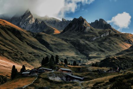 Majestic Mountain Retreat — 100-piece jigsaw puzzle