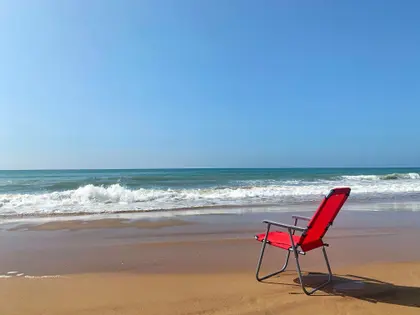 Solitary Beach Chair — 200-piece jigsaw puzzle