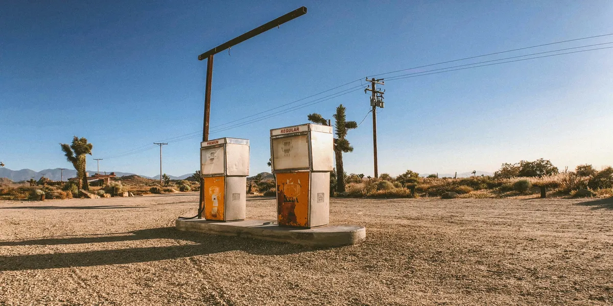 Deserted Gas Station — 400-piece jigsaw puzzle