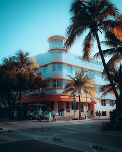 Tropical Art Deco Hotel — 400-piece jigsaw puzzle