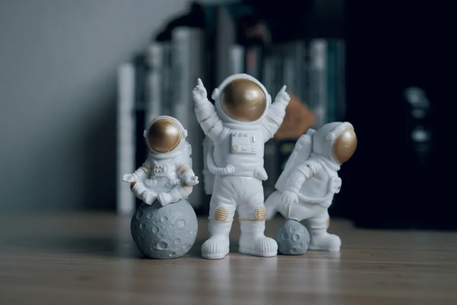 Playful Astronaut Figures — 500-piece jigsaw puzzle