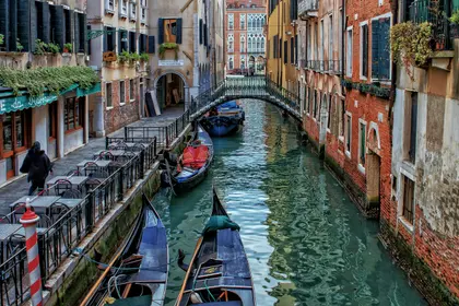 Venetian Canal View — 64-piece jigsaw puzzle