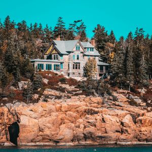 Secluded Cliffside Mansion — 200-piece jigsaw puzzle