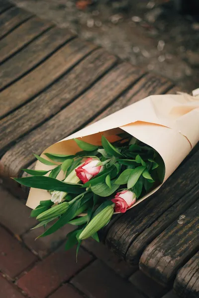 Bouquet on Bench — 150-piece jigsaw puzzle