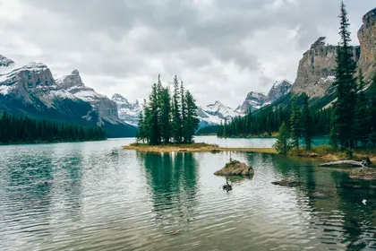 Lago de montaña sereno — rompecabezas de 100 piezas