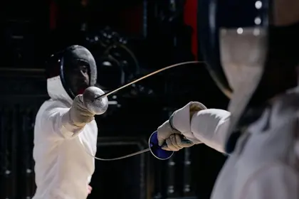 Dueling Fencers — 100-piece jigsaw puzzle