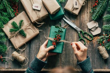 Holiday Gift Wrapping — 300-piece jigsaw puzzle