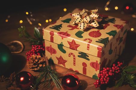 Festive Gift Box — 300-piece jigsaw puzzle