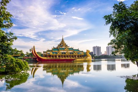 Golden Palace Reflection — 200-piece jigsaw puzzle
