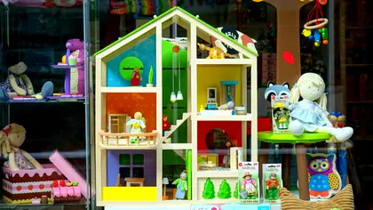 Charming Dollhouse Display — 200-piece jigsaw puzzle