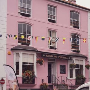 Charming Pink Inn — 200-piece jigsaw puzzle