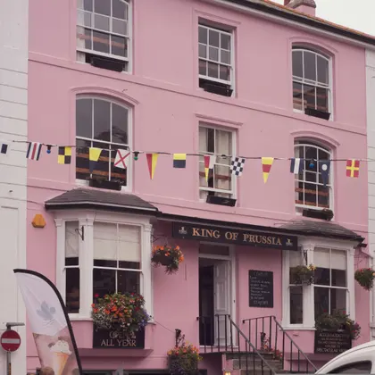 Charming Pink Inn — 200-piece jigsaw puzzle