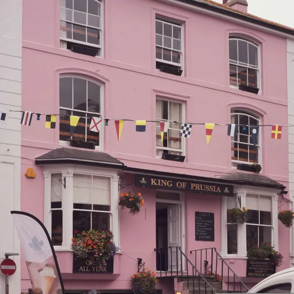 Charming Pink Inn — 200-piece jigsaw puzzle