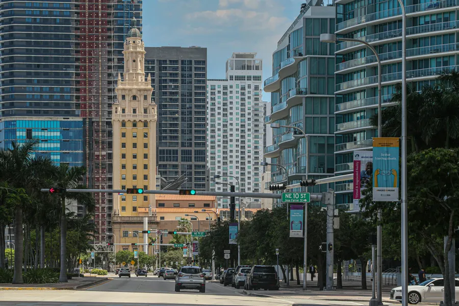 Downtown Architecture Contrast — 300-piece jigsaw puzzle