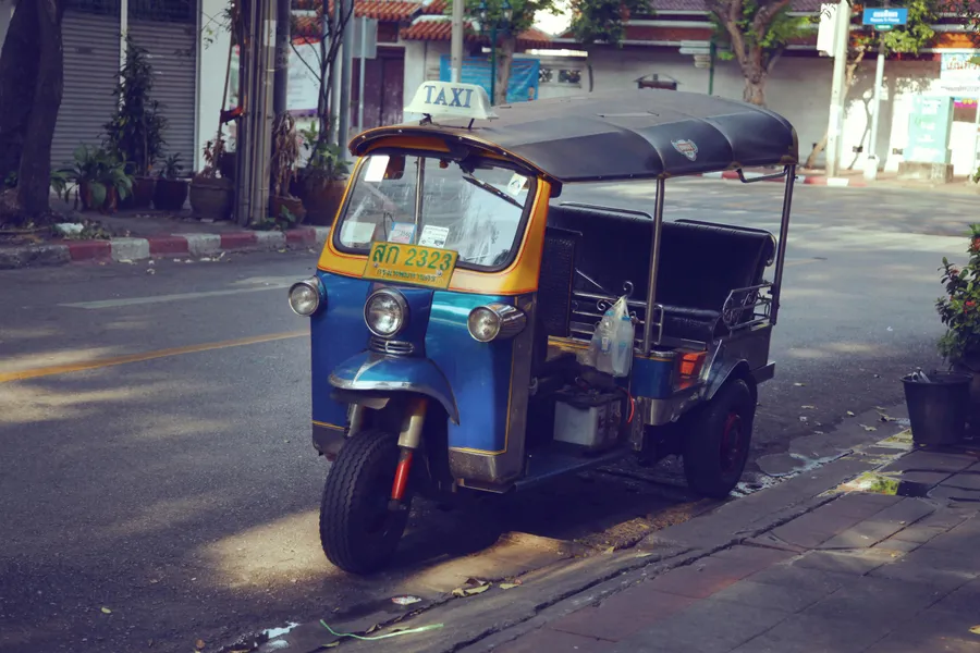 Charmig tuk-tuk gata — pussel med 300 bitar
