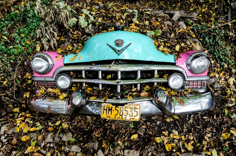 Vintage Car Embrace — 200-piece jigsaw puzzle