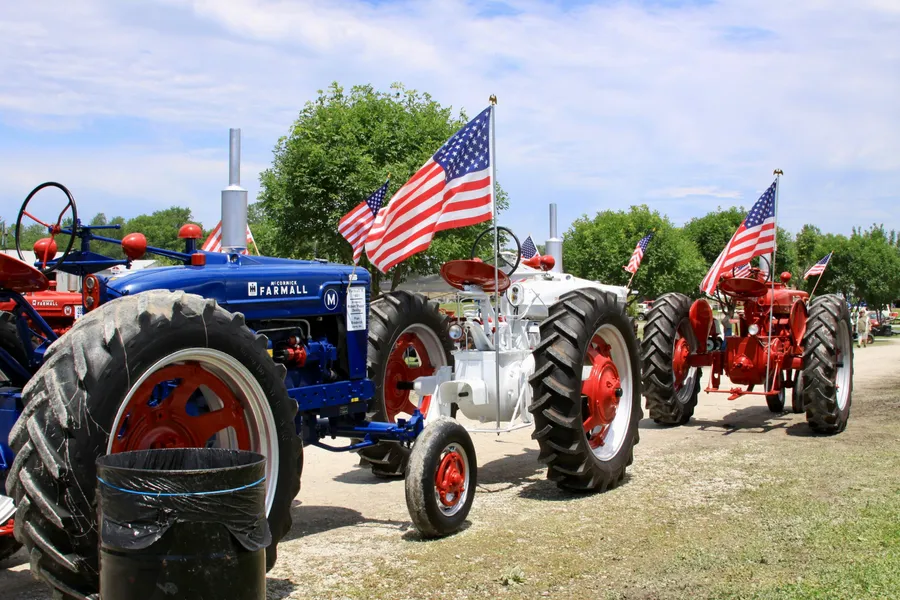 Parade traktor vintage — puzzle 64 potong