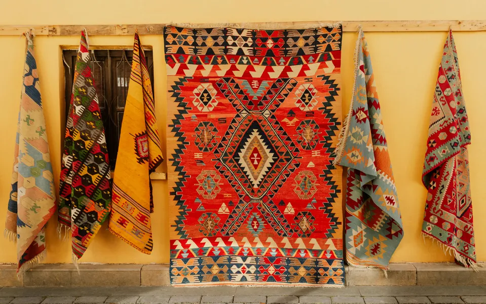 Exhibición textil vibrante — rompecabezas de 100 piezas