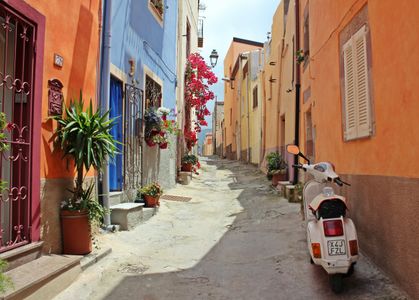 Colorful Alleyway Charm — 200-piece jigsaw puzzle
