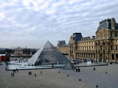 Modern Pyramid and Historic Louvre — 400-piece jigsaw puzzle
