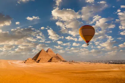 Balloon Over Pyramids — 400-piece jigsaw puzzle