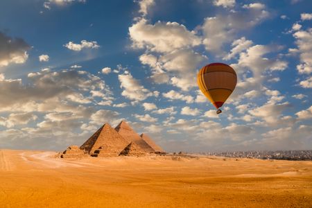 Balloon Over Pyramids — 400-piece jigsaw puzzle
