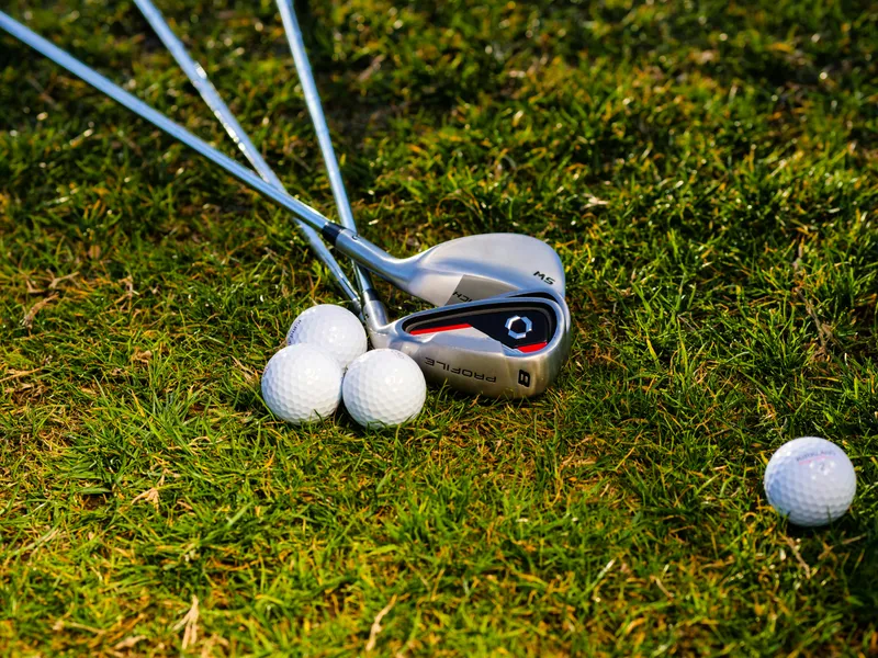 Golf-Essentials auf dem Gras — 100-Teile-Puzzle