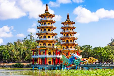 Dragon and Tiger Pagodas — 300-piece jigsaw puzzle