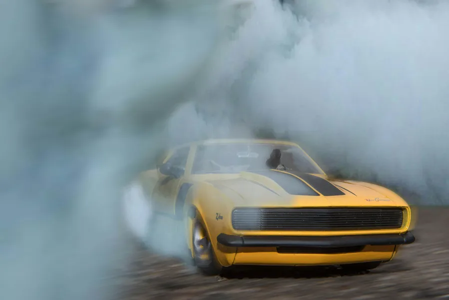 Auto in rokerige drift — 300-stukjes legpuzzel