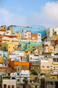 Colorful Hillside Homes — 500-piece jigsaw puzzle