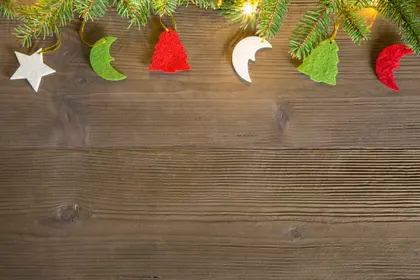 Festive Ornament Garland — 150-piece jigsaw puzzle