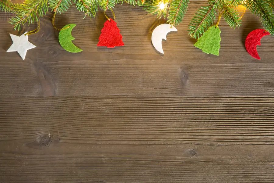 Festive Ornament Garland — 150-piece jigsaw puzzle