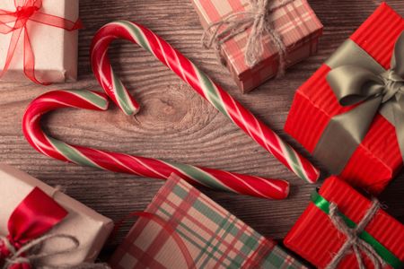 Candy Cane Heart — 64-piece jigsaw puzzle