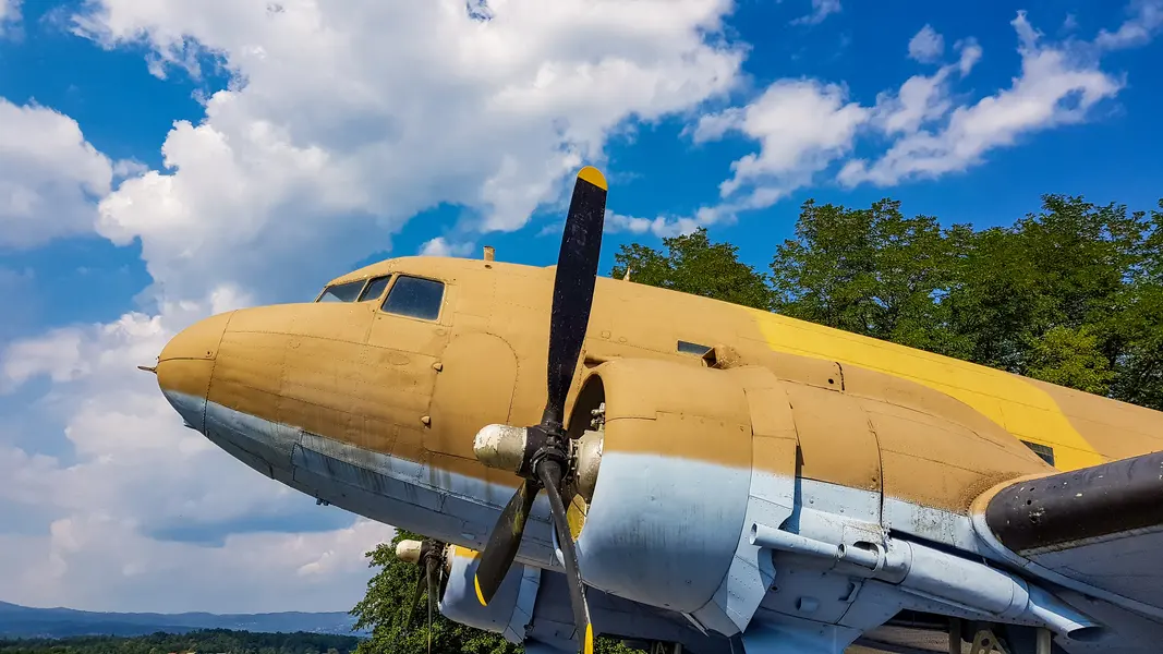Vintage-Flugzeug unter blauem Himmel — 300-Teile-Puzzle