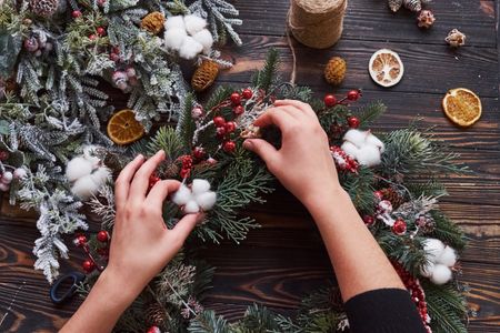 Crafting Christmas Wreath — 400-piece jigsaw puzzle