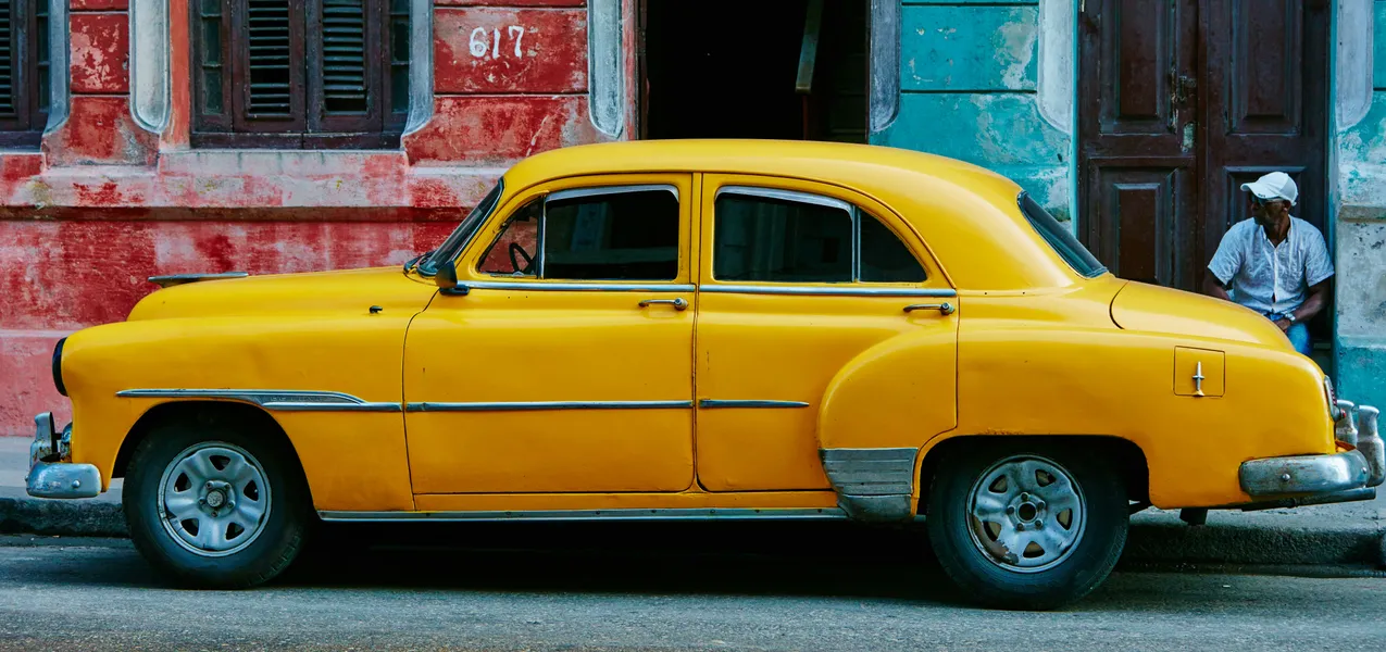 Mobil kuning vintage — puzzle 64 potong