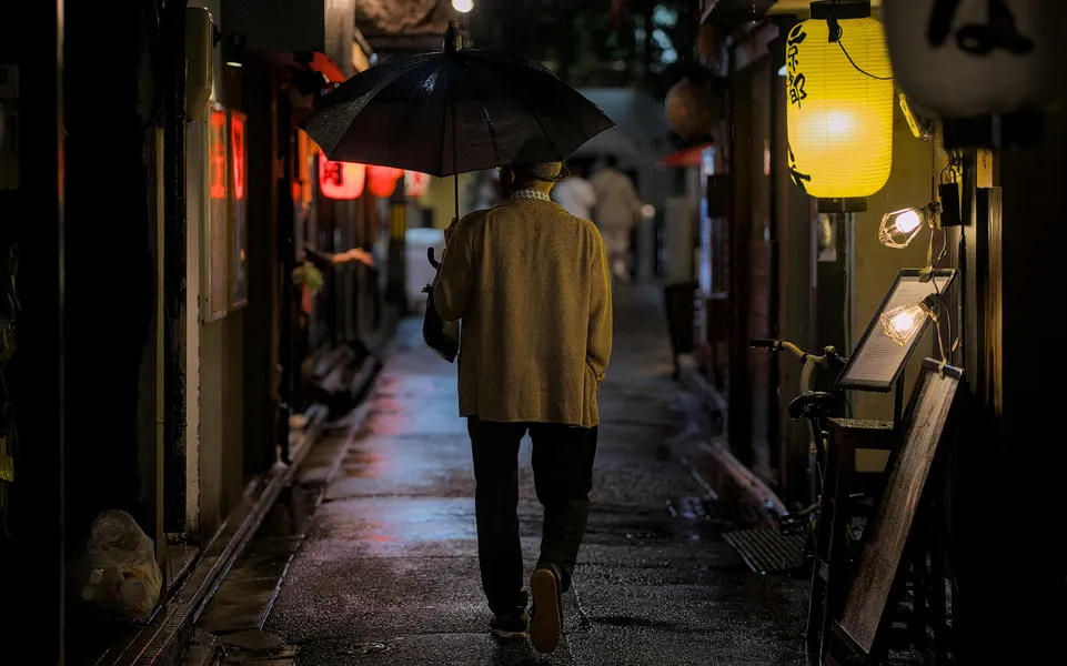 Rainy Alley Stroll — 200-piece jigsaw puzzle