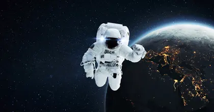 Astronaut Above Earth — 200-piece jigsaw puzzle