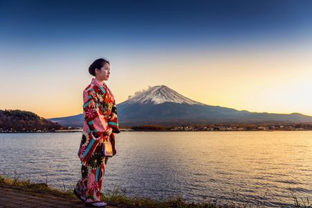 Kimono by Mount Fuji — 200-piece jigsaw puzzle
