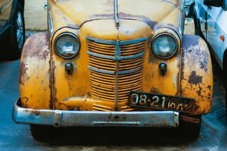 Rusty Vintage Car — 64-piece jigsaw puzzle